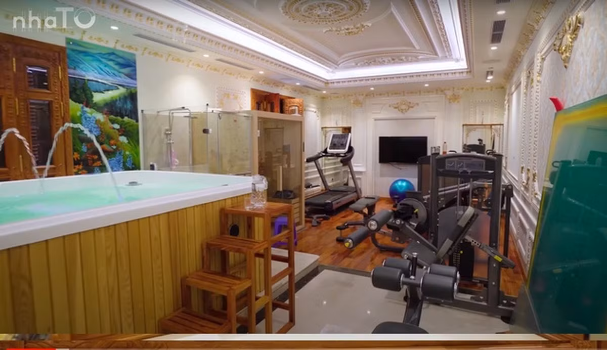 Tầng 2 bao gồm 2 phòng ngủ, cùng với một phòng tập. Phòng tập có cả bể bơi kèm bể sục trong nhà và một khu vực xông hơi riêng. Ảnh chụp màn hình