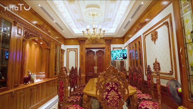  Căn biệt thự thiết kế cả thang bộ và hệ thống thang máy để di chuyển lên các tầng trên. Ảnh chụp màn hình