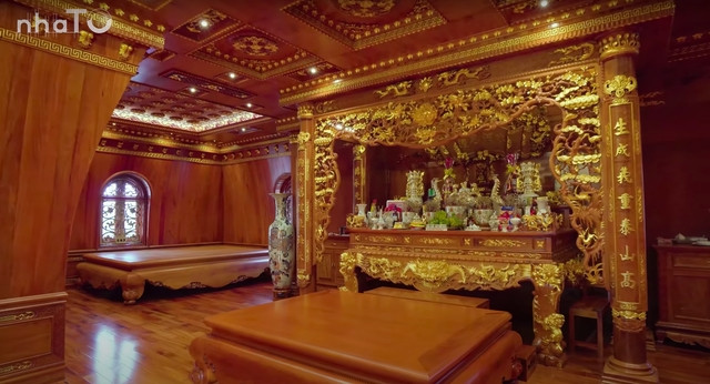 Tầng 4 là không gian dành cho việc thờ cúng. Phần trần nhà và tường nhà tiếp tục được chạm khắc tỉ mỉ, đi kèm với nhiều chi tiết dát vàng. Ảnh chụp màn hình