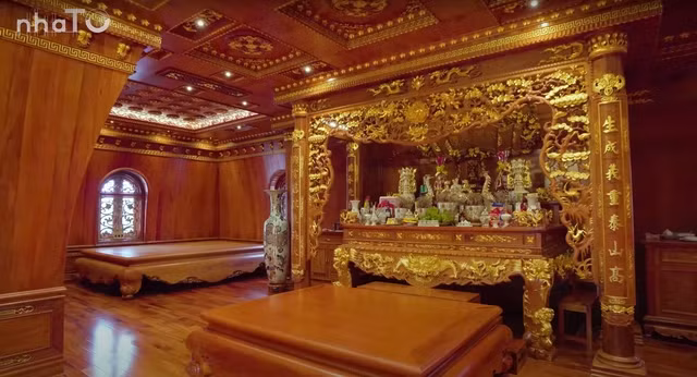 Tầng 4 là không gian dành cho việc thờ cúng. Phần trần nhà và tường nhà tiếp tục được chạm khắc tỉ mỉ, đi kèm với nhiều chi tiết dát vàng. Ảnh chụp màn hình