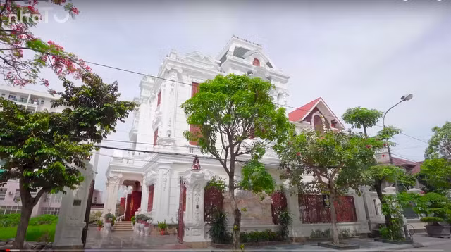 Căn biệt thự 4 tầng có tổng diện tích 510m2, diện tích xây dựng 300m2, còn lại là không gian sân vườn. Ảnh chụp màn hình