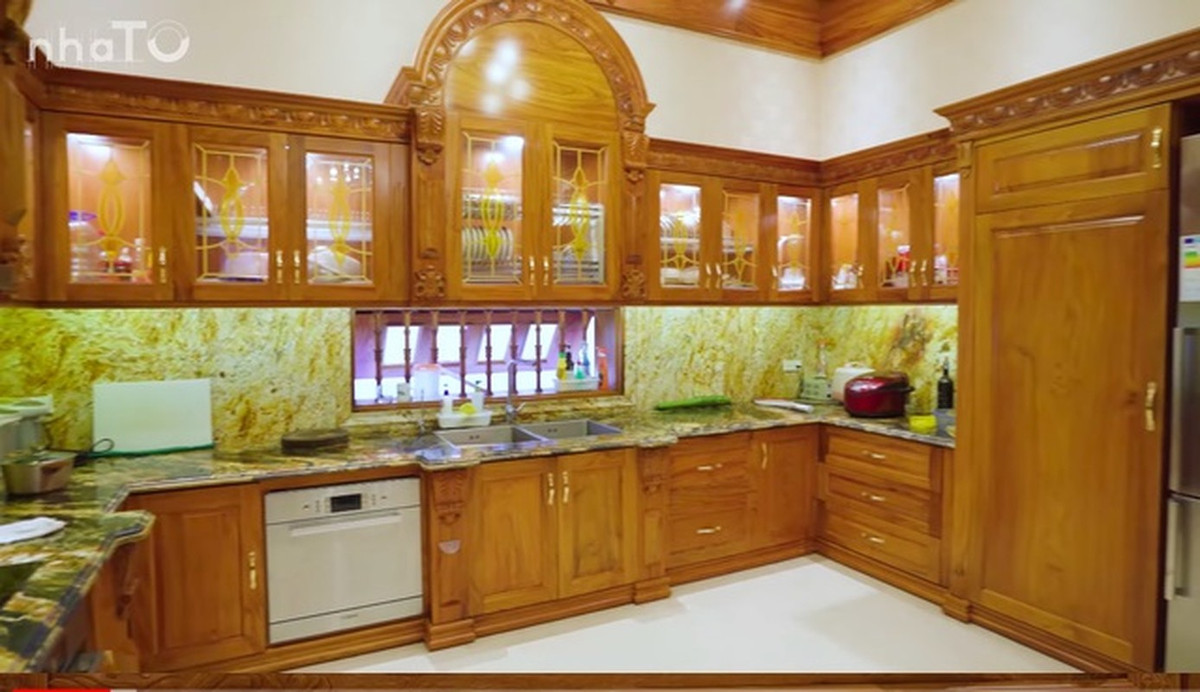 Khu vực bếp cũng được trang bị toàn bộ nội thất gỗ. Ảnh chụp màn hình