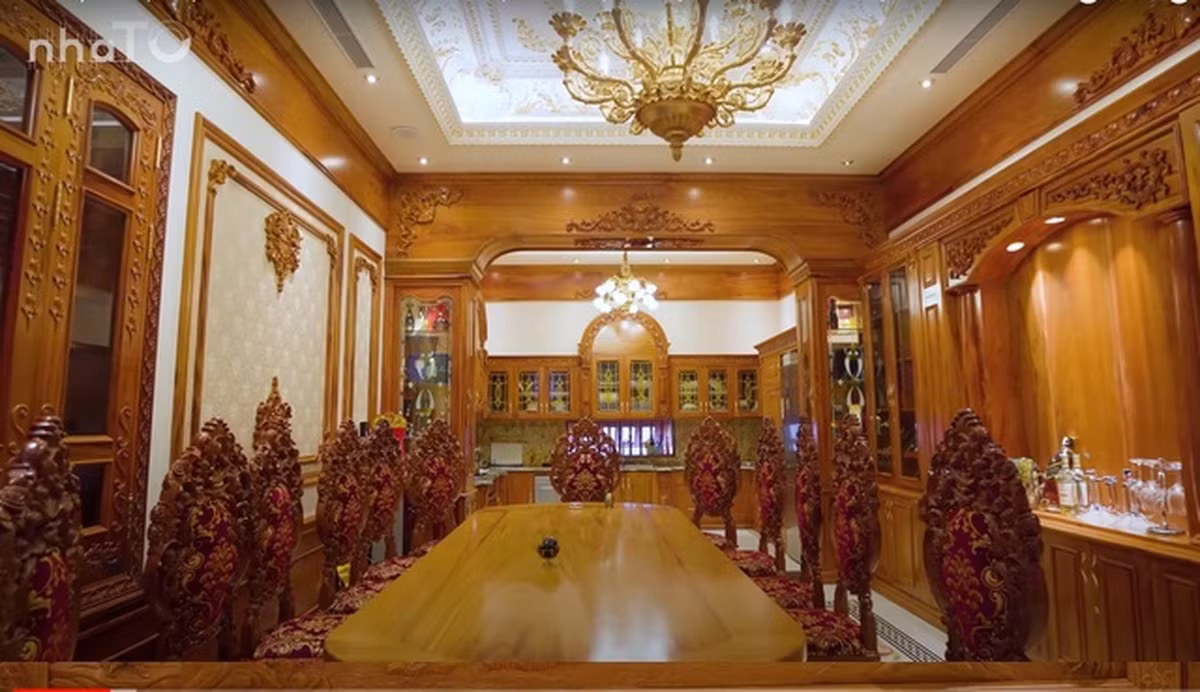 Tầng 1 dành không gian cho phòng ở của người giúp việc, phòng bếp và một khu nhà vệ sinh nhỏ. Ảnh chụp màn hình