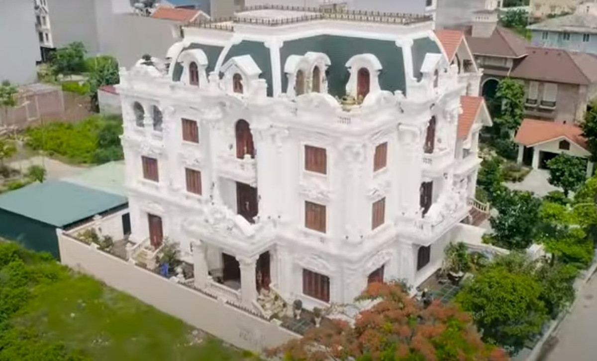 Kênh YouTube NhaTo từng khiến khán giả xuýt xoa khi giới thiệu căn biệt thự bằng gỗ chủ đạo, thay vì trang trí hoặc phối hợp với các vật liệu thông thường khác. Ảnh chụp màn hình