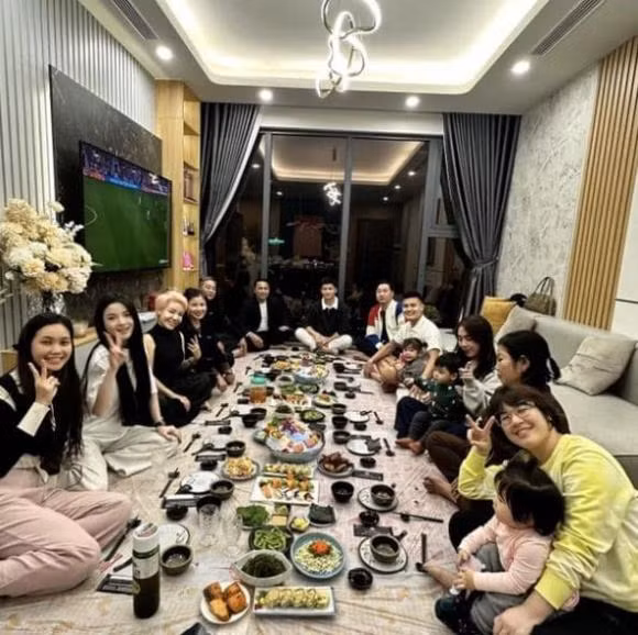 Căn hộ của vợ chồng Quang Hải - Chu Thanh Huyền thiết kế theo phong cách hiện đại và sang trọng với tone màu trắng, nâu và xám đen làm chủ đạo.