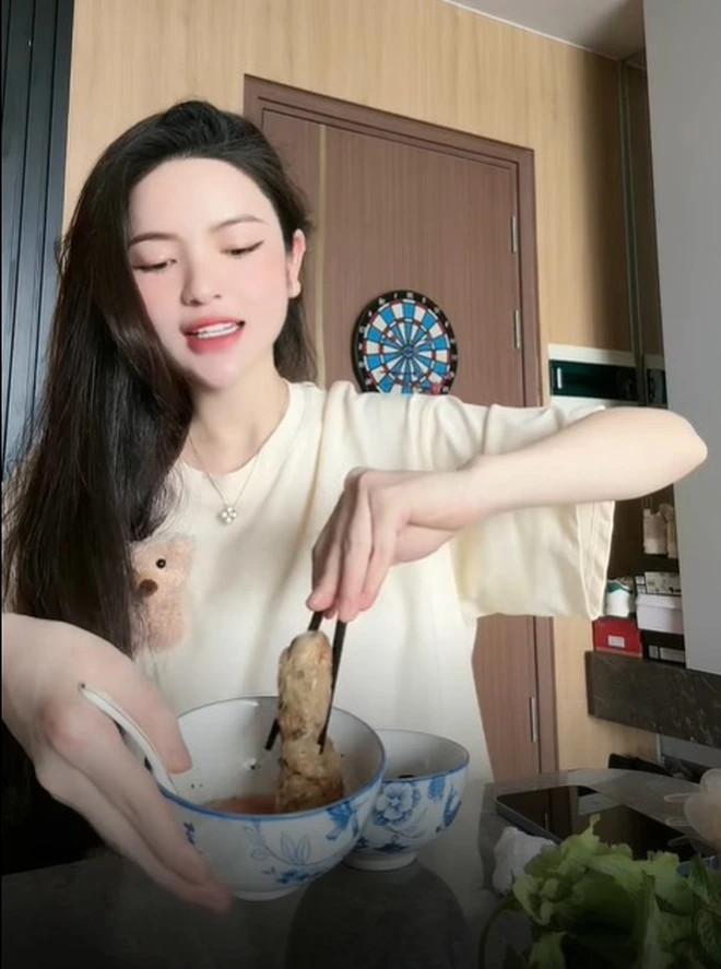 Bàn ăn nhỏ nhưng gọn gàng. Nguồn ảnh; FBNV, chụp màn hình