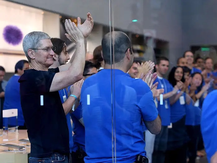 Bữa trưa của Tim Cook khá đơn giản ở căng tin của Apple. Ảnh: Getty