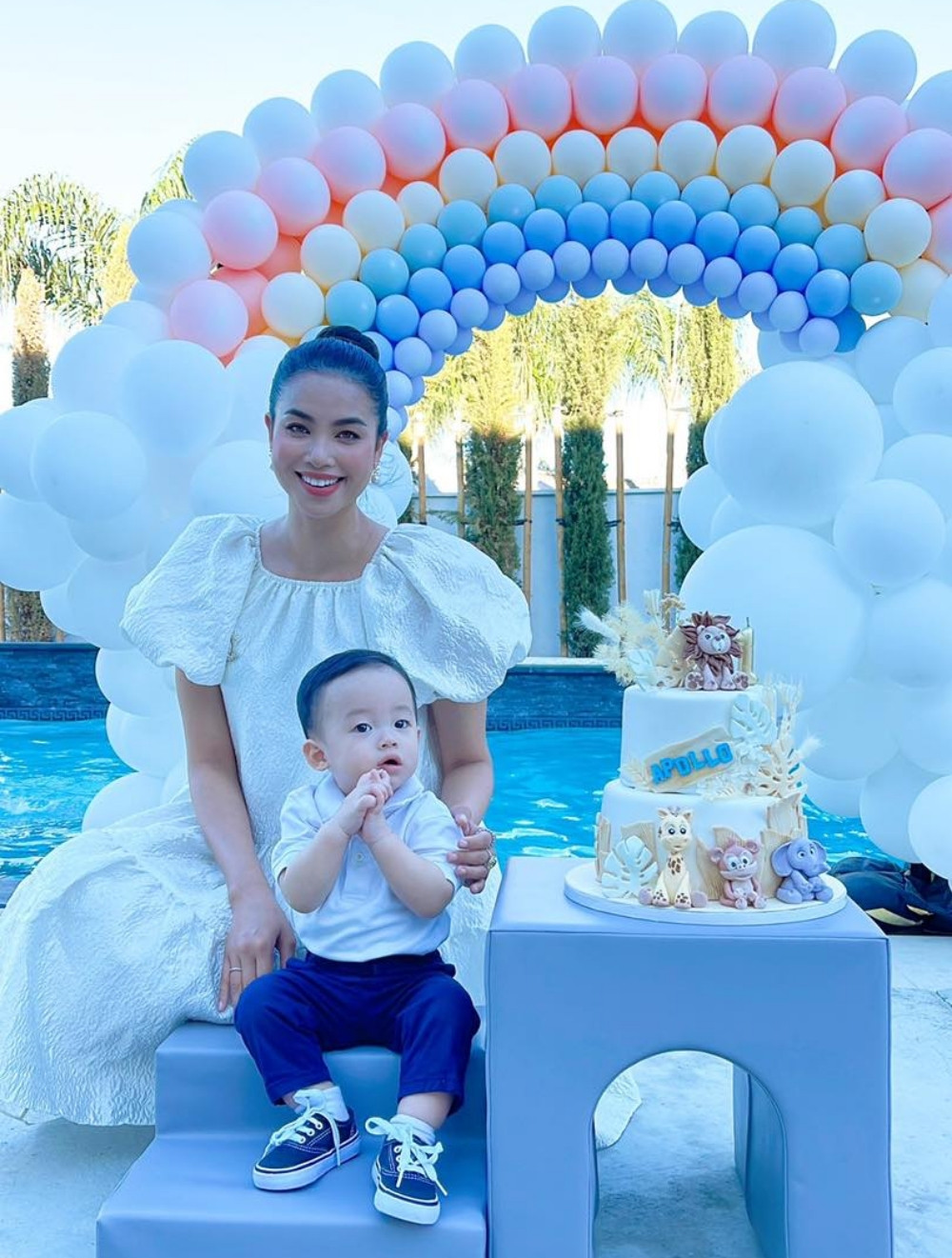 Biệt thự có bể bơi, sân vườn, được trang trí nội thất theo phong cách tân cổ điển.