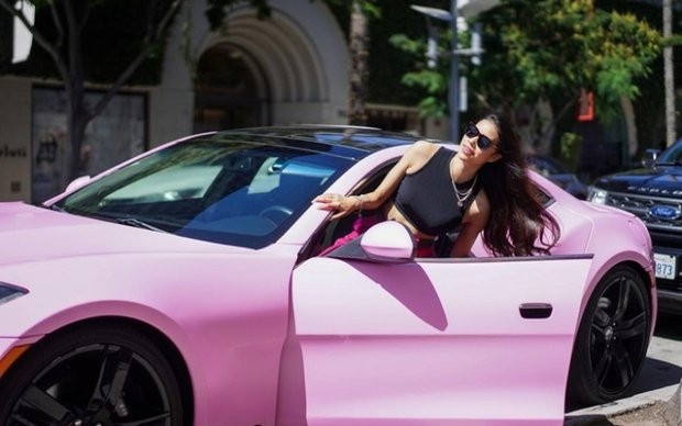 Từ khi sang Mỹ, Phạm Hương thường xuyên thả dáng bên những chiếc siêu xe giá vài tỷ đến vài chục tỷ đồng.