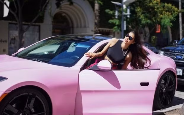 Từ khi sang Mỹ, Phạm Hương thường xuyên thả dáng bên những chiếc siêu xe giá vài tỷ đến vài chục tỷ đồng.