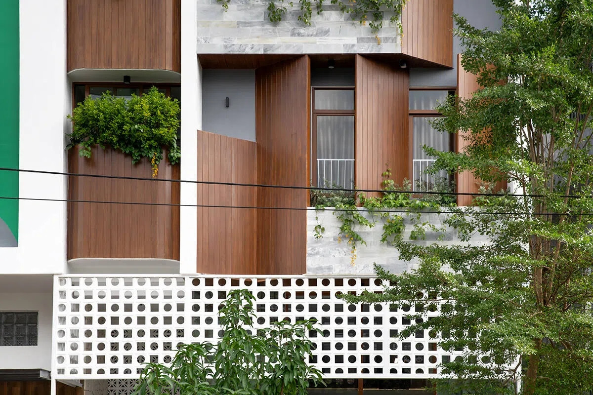 Bức tường hoa gió nửa kín nửa hở góp phần làm dịu ánh nắng chói mà vẫn đưa được ánh sáng, gió trời vào trong nhà. Ảnh: GreenConcept