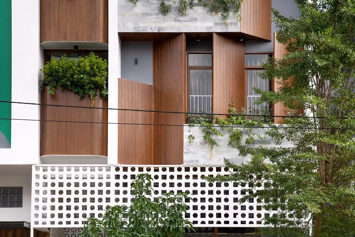 Bức tường hoa gió nửa kín nửa hở góp phần làm dịu ánh nắng chói mà vẫn đưa được ánh sáng, gió trời vào trong nhà. Ảnh: GreenConcept