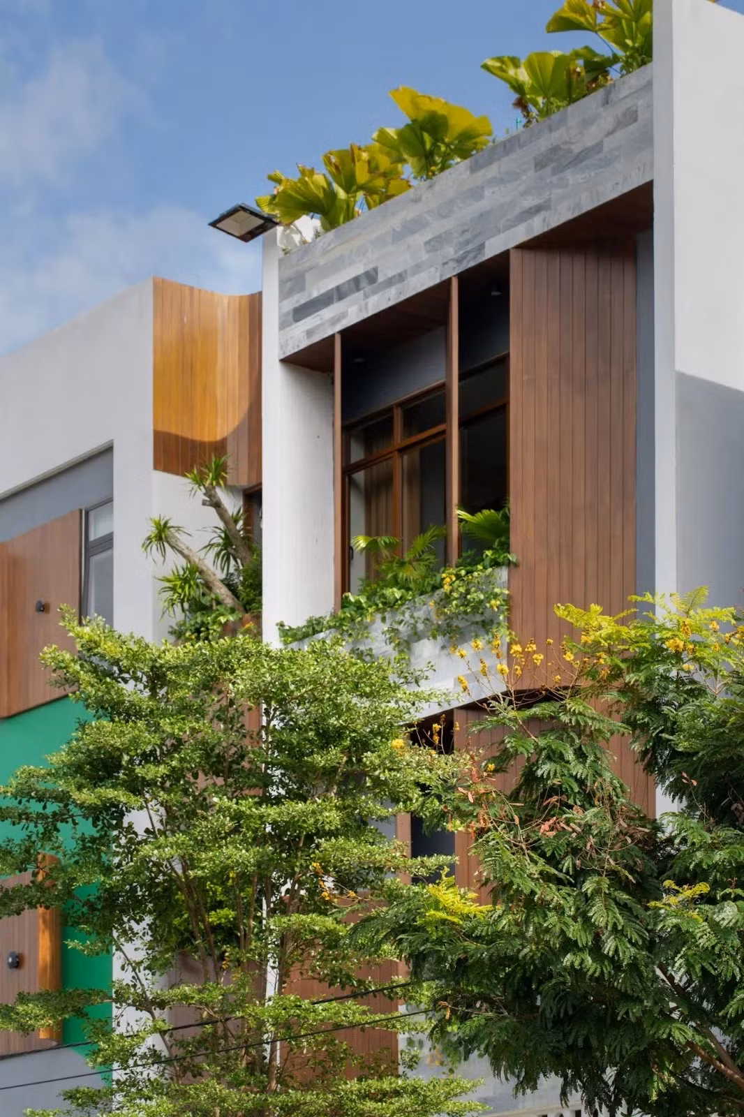 Căn nhà nằm trong khu đô thị, nên nếu không xử lý khéo sẽ bí bách, thiếu khoảng thở và hứng trọn ánh nắng gay gắt vào buổi chiều. Đây cũng là yêu cầu khó của dự án. Ảnh: GreenConcept