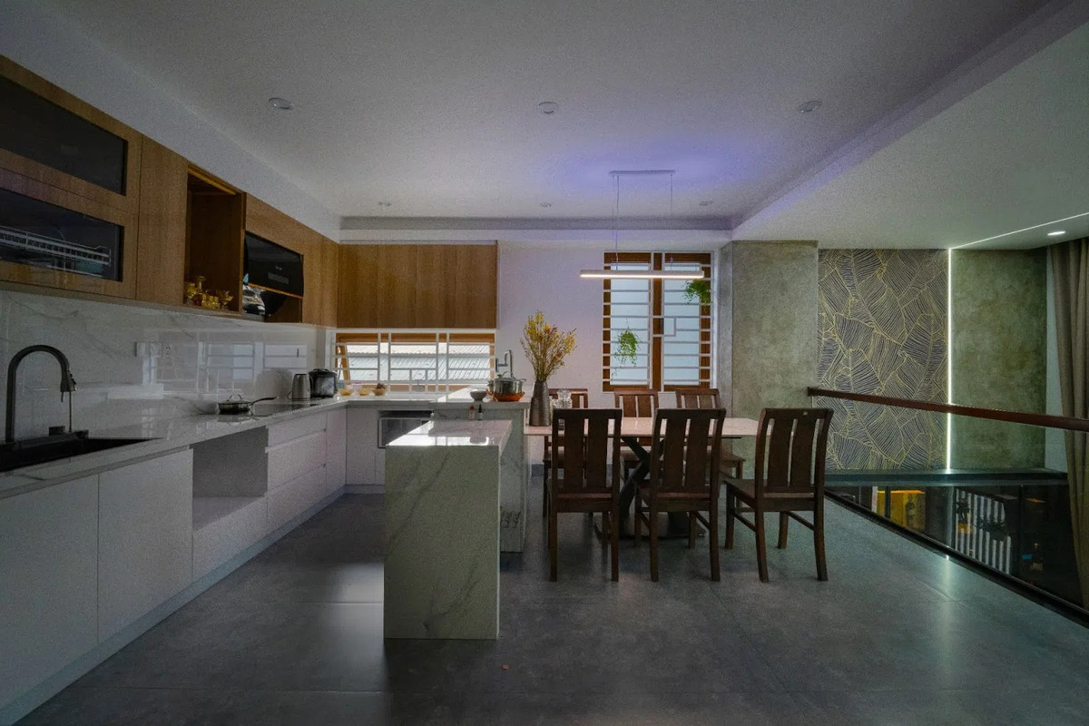 Khu vực bếp tiện nghi với bàn ăn lớn phục vụ nhu cầu cho cả gia đình. Ảnh: GreenConcept