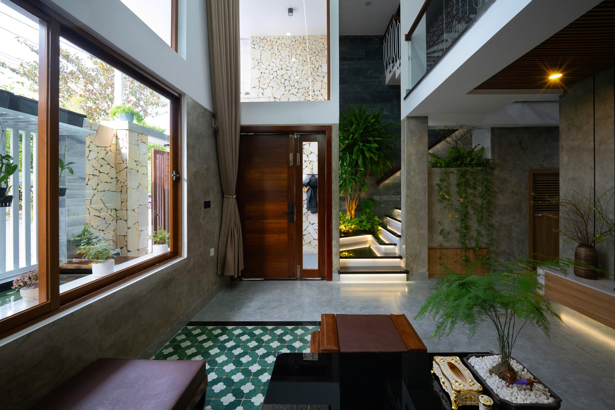 Do đó, vấn đề kiến trúc sư ưu tiên giải quyết là làm sao giảm thiểu được ảnh hưởng của nắng nóng. Mặt khác mong muốn có đủ màu xanh của thiên nhiên và không gian sinh hoạt trong nhà phải được thông thoáng. Ảnh: GreenConcept