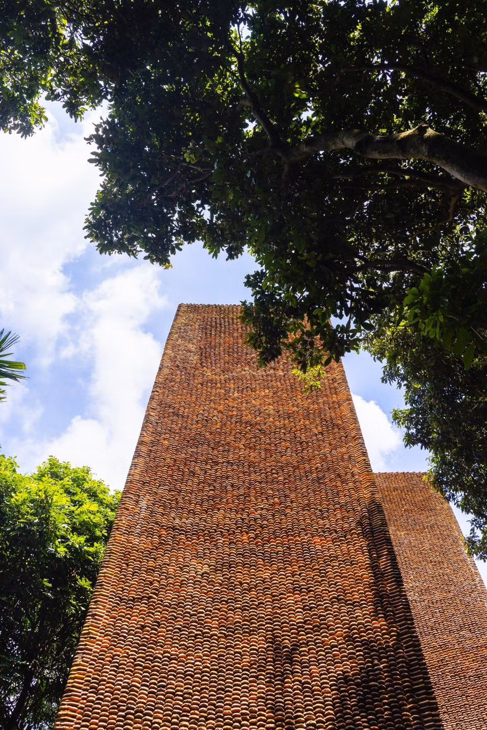 Biệt phủ của nghệ sĩ Xuân Hinh ẩn mình trong một ngôi làng cổ kính.