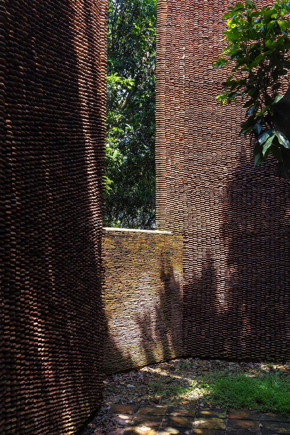 Công trình tích hợp các khu chức năng mới như nhà ở, phòng trưng bày và một nhà bếp xung quanh ngôi nhà cũ.