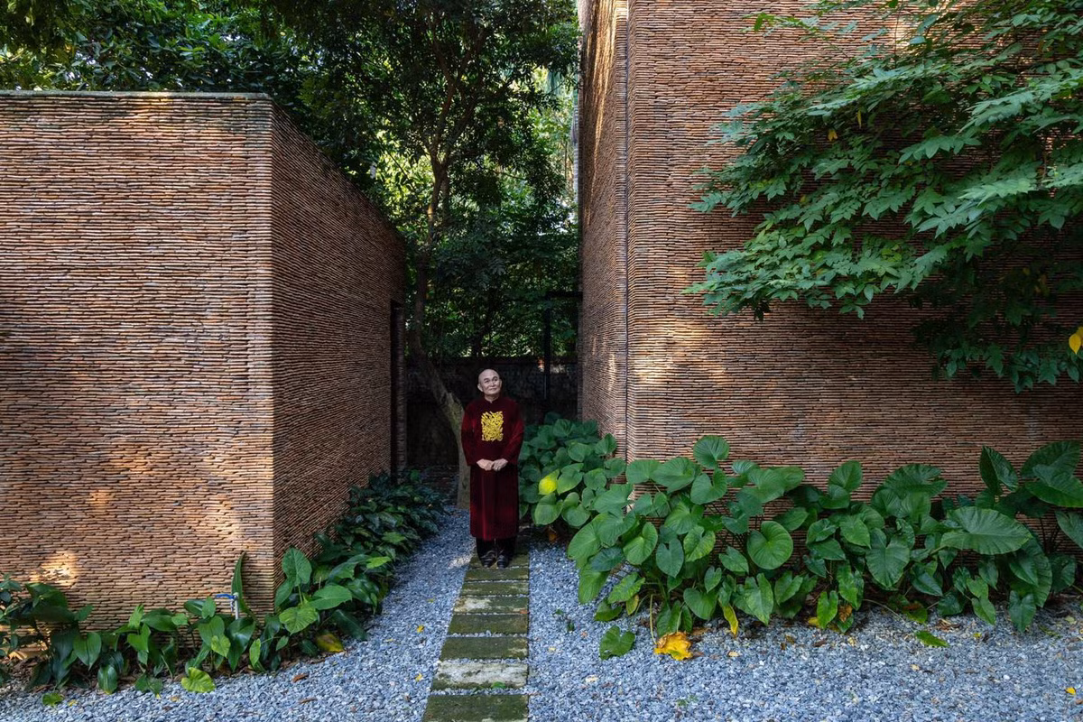 Gần đây, Xuân Hinh khiến nhiều người bất ngờ khi khoe biệt phủ hoành tráng rộng 5.000 m2 ở ngoại thành Hà Nội.