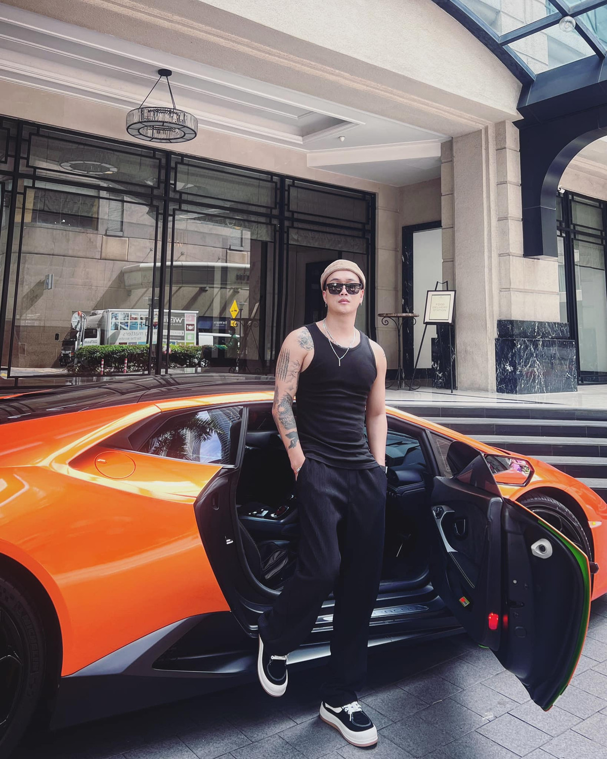 Nam ca sĩ còn là tín đồ của hàng hiệu khi diện những trang phục đắt tiền. Ảnh: FB Linh Phuong Pham