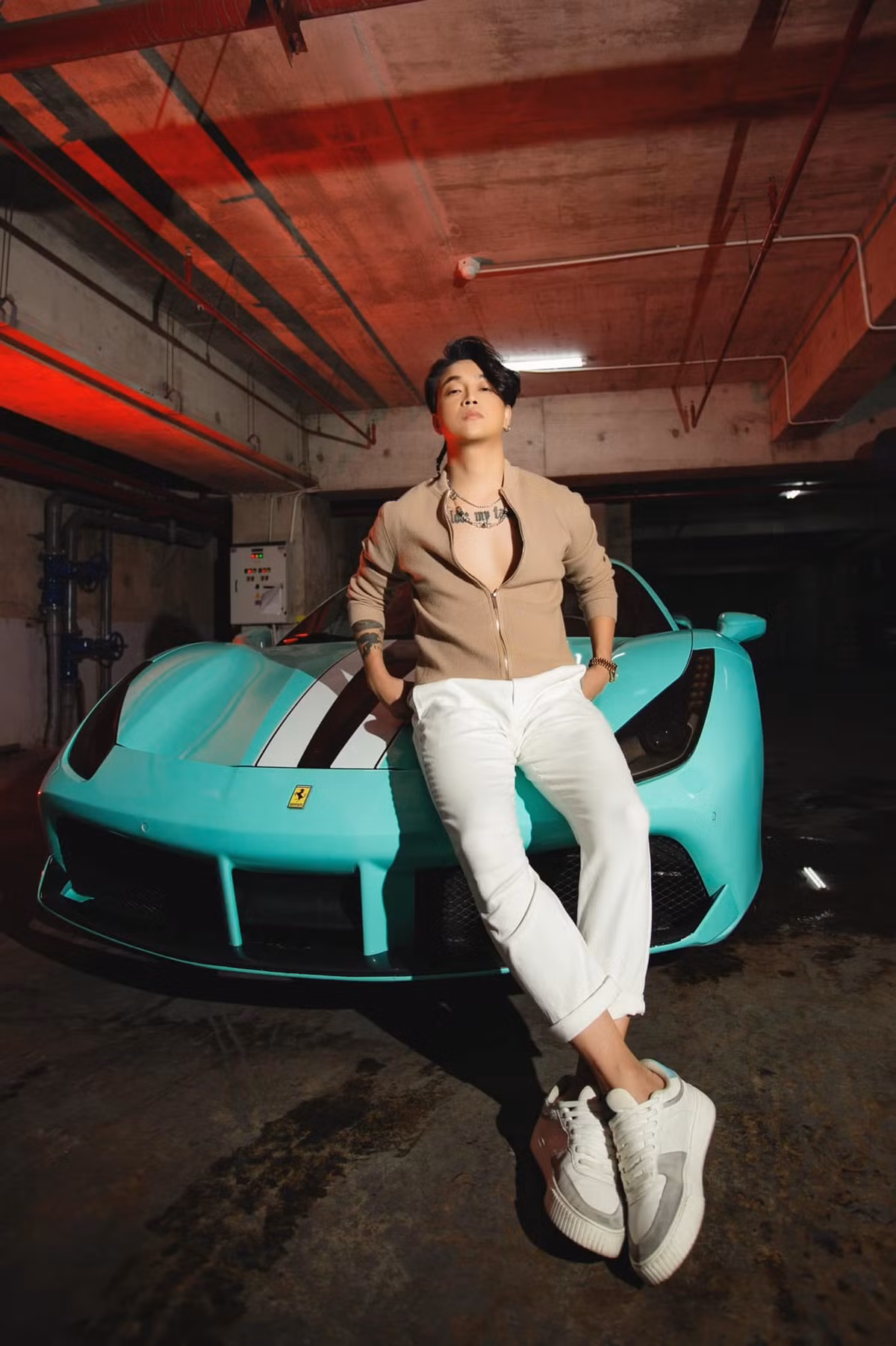 Cựu thành viên HKT còn sở hữu dàn siêu xe tiền tỷ khiến mọi người choáng ngợp. Ảnh: Facebook