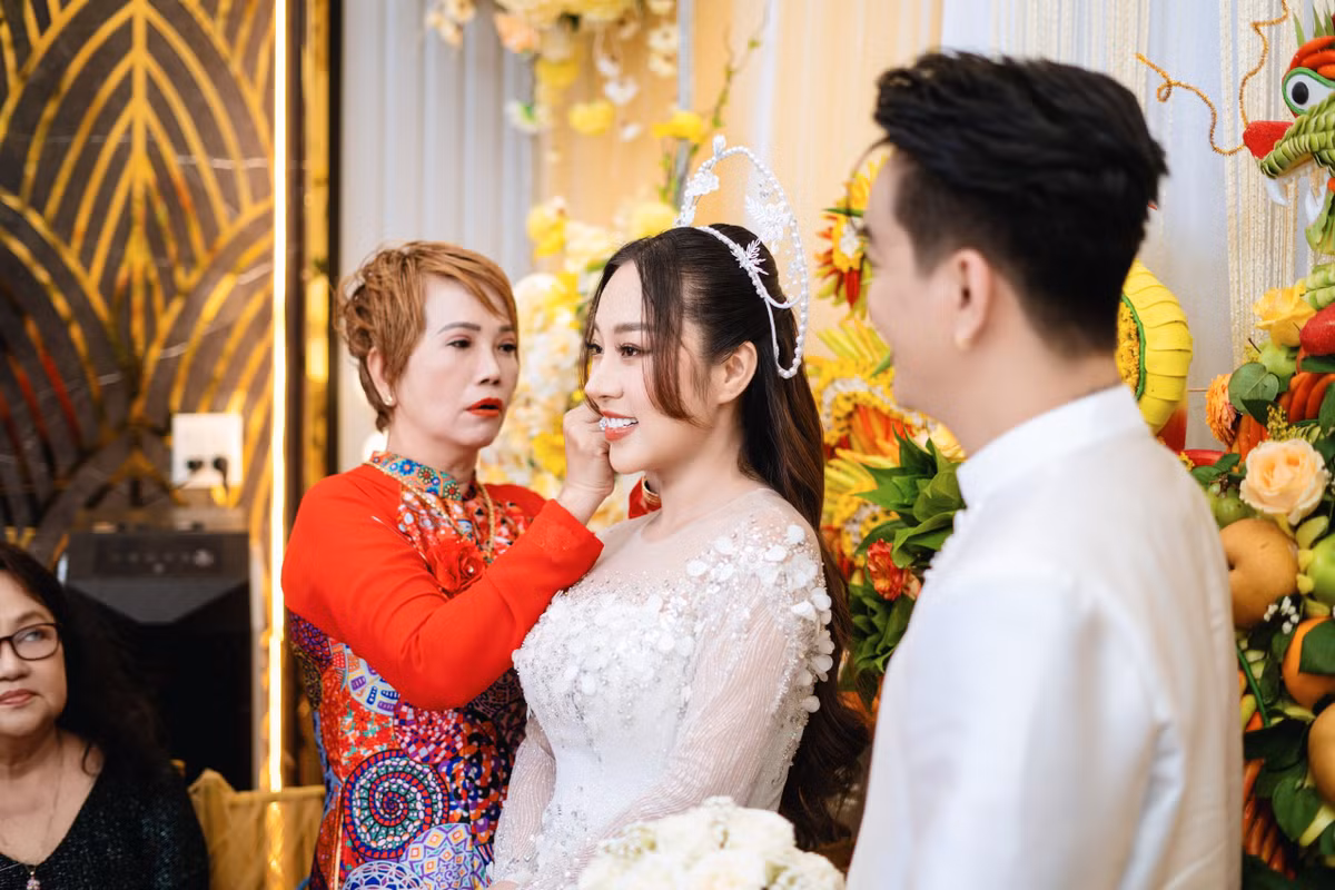 Bên cạnh đó, sính lễ trong đám hỏi cũng khiến mọi người phải trầm trồ. Sính lễ nhà trai gồm: bộ trang sức hột xoàn (dây chuyền, lắc, bông tai, cặp nhẫn), 3 cây vàng (khoảng 245 triệu đồng) và 10.000 USD (hơn 250 triệu đồng), đôi nhẫn cưới và các mâm quả khác đựng heo quay, bánh cưới, trái cây tươi... Ảnh: Tiền phong