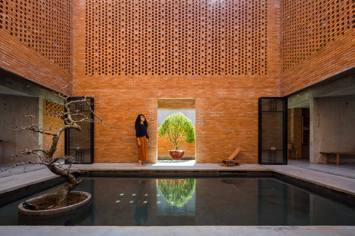 Hồ nước chuyển tiếp giữa các không gian giúp giảm lượng nhiệt ở trong nhà khi trời nóng.