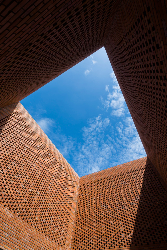 Khoảng trống giữa nhà là cách lấy sáng và gió trời vào nhà. Nguồn ảnh: Hiroyuki Oki