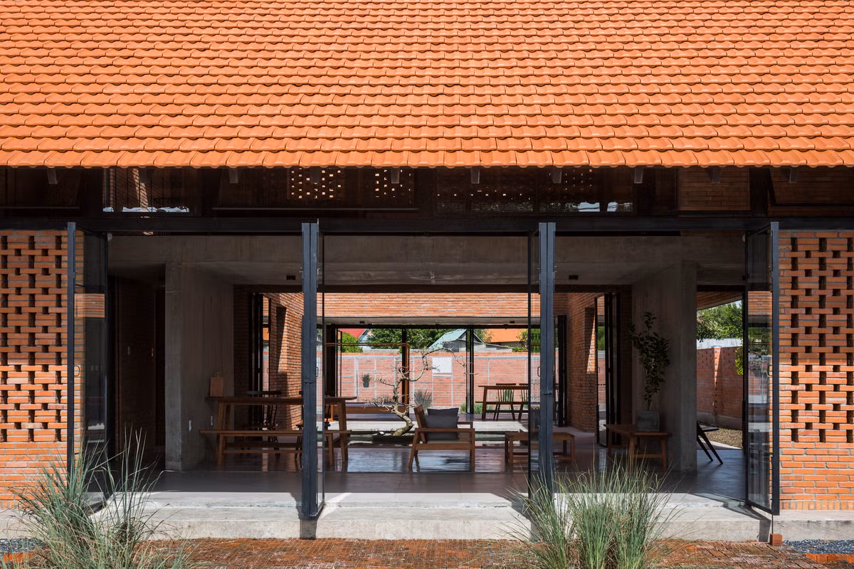 Khu vực bếp và các không gian chức năng khác được bố trí ở phía Bắc và chạy dọc theo căn nhà,