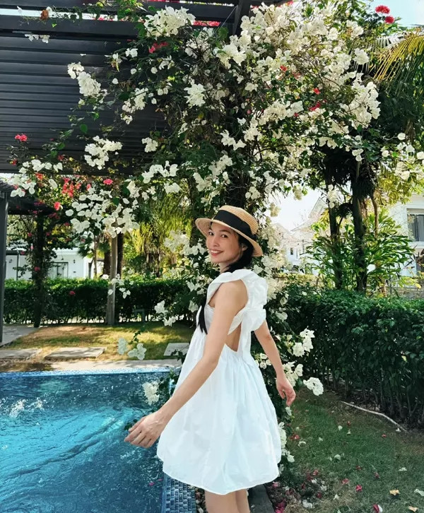 Cụ thể, nữ ca sĩ tuổi Dậu tiết lộ rằng mỗi ngày, cô sẽ dành 4 giờ đồng hồ từ 10h30 sáng đến 2h30 chiều để giữ gìn nhan sắc. Đầu tiên, cô sẽ uống nửa lít nước ấm trước khi tắm và tẩy da chết. Khi gội đầu, nữ diễn viên cũng dùng dầu gội chiết xuất hoàn toàn từ thiên nhiên, không có hóa chất.