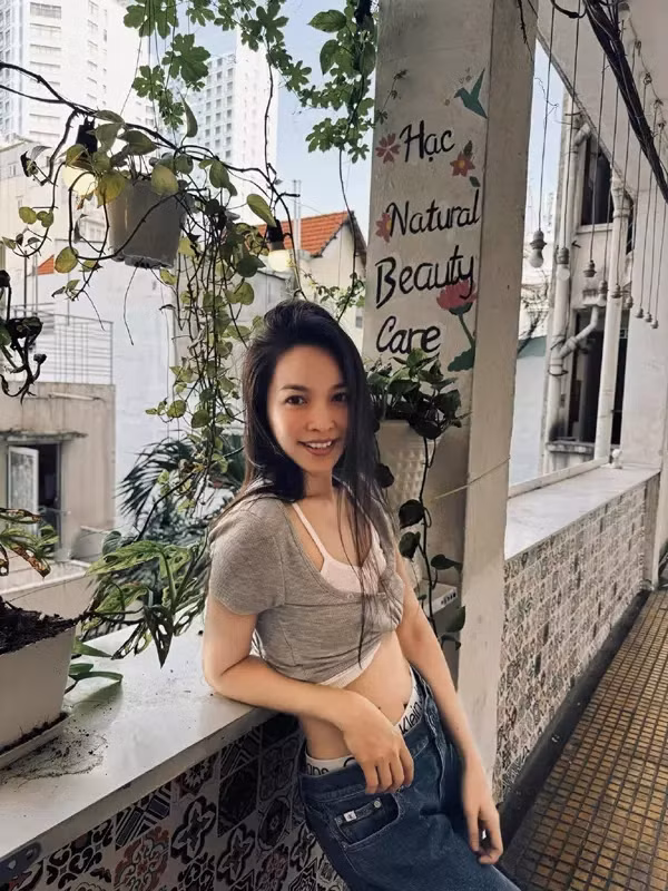 Chỉ kể sơ sơ như vậy cũng thấy quá trình chăm sóc diện mạo của Hiền Thục khá phức tạp, với nhiều bước khác nhau.