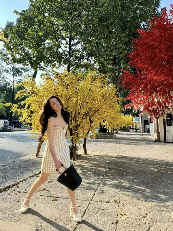 Dù đã 43 tuổi được xếp vào hàng U50 nhưng Hiền Thục vẫn không hề thua kém đàn em trẻ đẹp với vóc dáng mảnh mai cùng làn da khỏe đẹp.