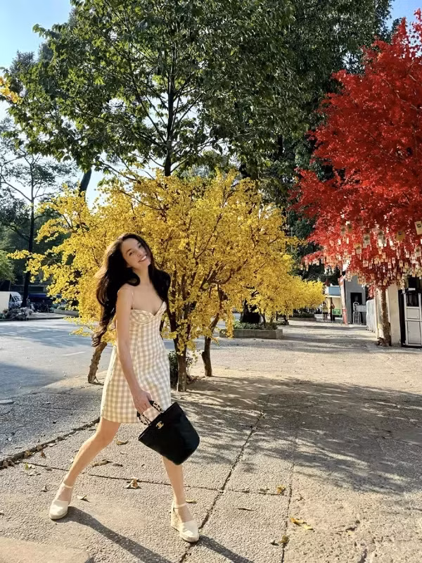 Dù đã 43 tuổi được xếp vào hàng U50 nhưng Hiền Thục vẫn không hề thua kém đàn em trẻ đẹp với vóc dáng mảnh mai cùng làn da khỏe đẹp.