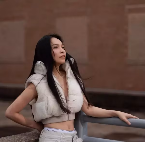 Nhờ luôn duy trì các bước dưỡng da cẩn thận nên Hiền Thục mới giữ được nhan sắc lâu bền như hiện tại. Rất nhiều khán giả đành phải lắc đầu công nhận người thường khó mà học tập Hiền Thục với chu trình dưỡng da kéo dài tới 4 tiếng mỗi ngày.