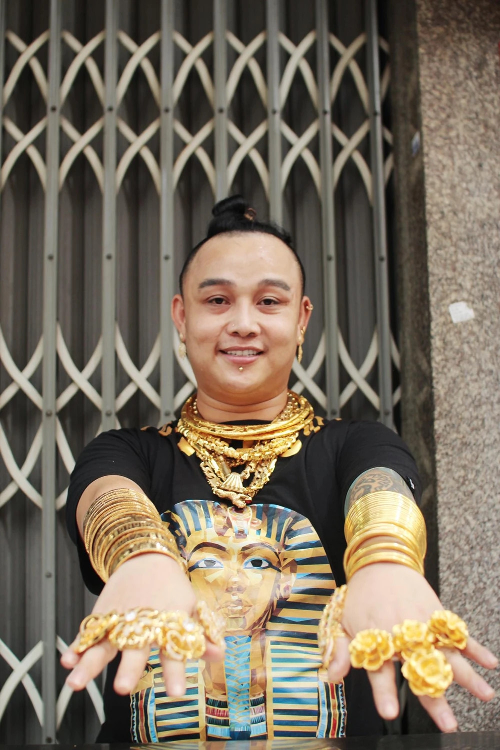 Tay trái của anh Thuận đeo 30 chiếc lắc vàng ta 30 cây, tay phải đeo 19 chiếc vòng vàng 24k. Ảnh: Tri thức trẻ