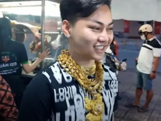 Cường có sở thích đeo vàng từ khi còn bé. Khi trưởng thành, anh tích lũy để mua vàng nhưng chỉ cất trong tủ. Vài năm trước, Cường mới "dũng cảm" mang lên người để đứng bán lẩu bò. Ảnh: Báo Nghệ An