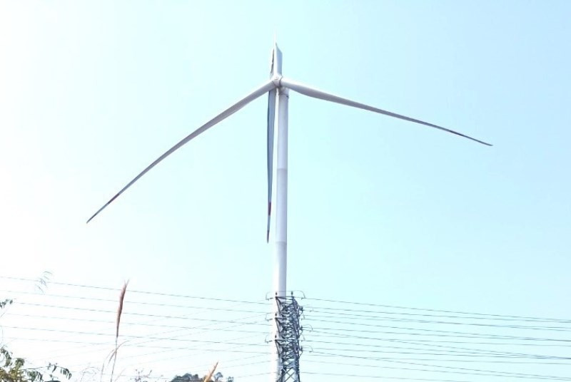 Cánh quạt điện gió ở Gia Lai gãy, treo lơ lửng trên không trung - Hình 2 Canh quat dien gio o Gia Lai gay, treo lo lung tren khong trung-Hinh-2