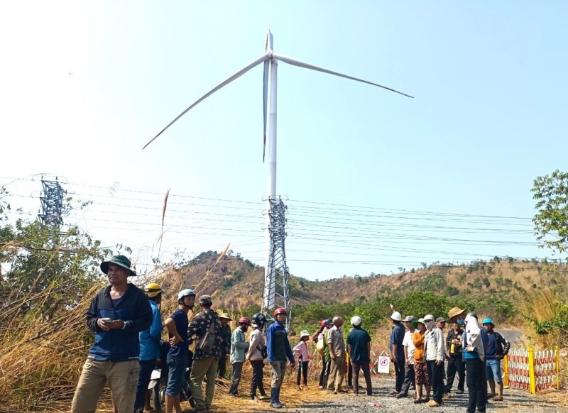 Cánh quạt điện gió ở Gia Lai gãy, treo lơ lửng trên không trung Canh quat dien gio o Gia Lai gay, treo lo lung tren khong trung