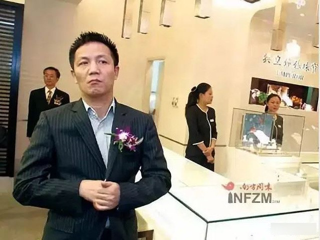 Ngồi tù (từ năm 2003 - 2006) nhưng Chu vẫn tận hưởng cuộc sống sang chảnh. Vì không chịu nổi cái nóng của mùa hè, ông đã đút lót và chi một số tiền khổng lồ để lắp điều hoà cho tất cả các phòng giam.