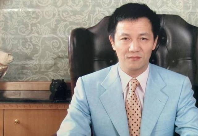 Sau khi bỏ học, Chu Chính Nghị đi làm công nhân được hai năm thì cũng bỏ giữa chừng. Sau đó, Chu quyết định mở sạp hàng hoành thánh như của mẹ.