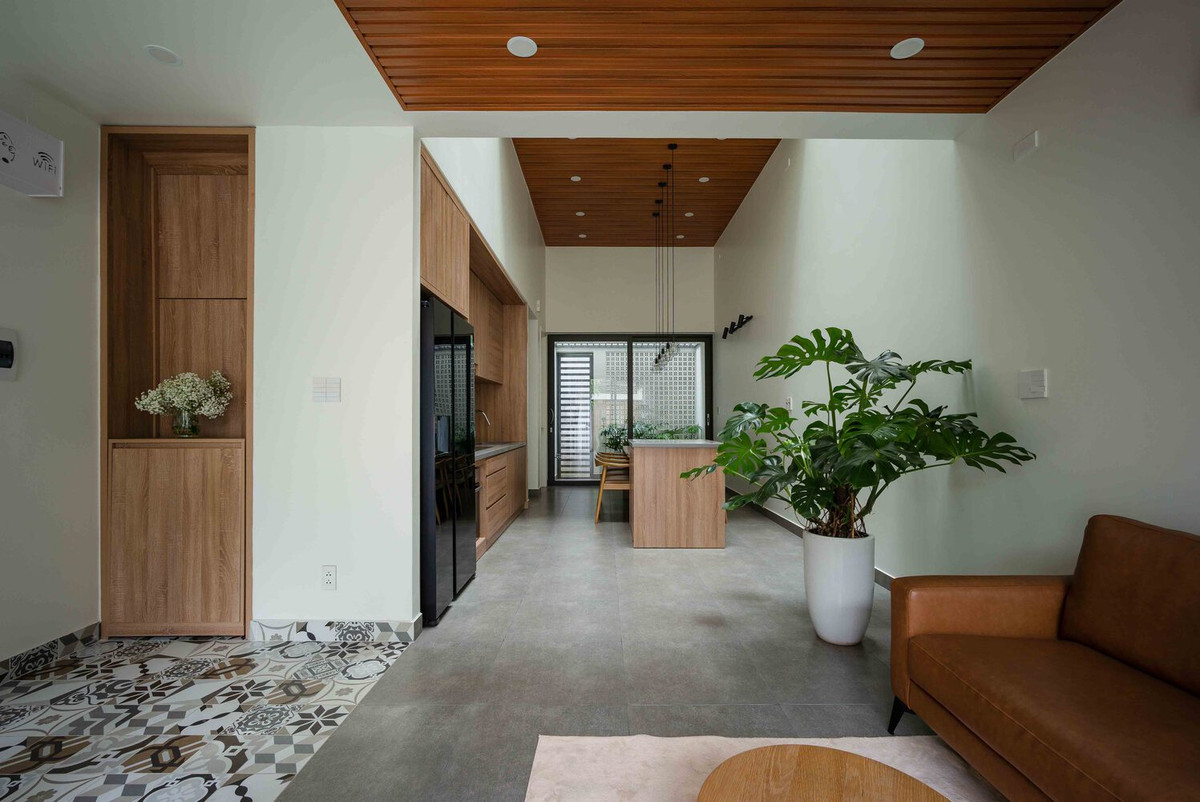 Đặc biệt, gia chủ mong muốn không gian sống được gần gũi với thiên nhiên nhiều nhất có thể, làm sao để mọi nơi trong căn nhà đều cảm nhận được ánh nắng, làn gió mát và cây xanh.