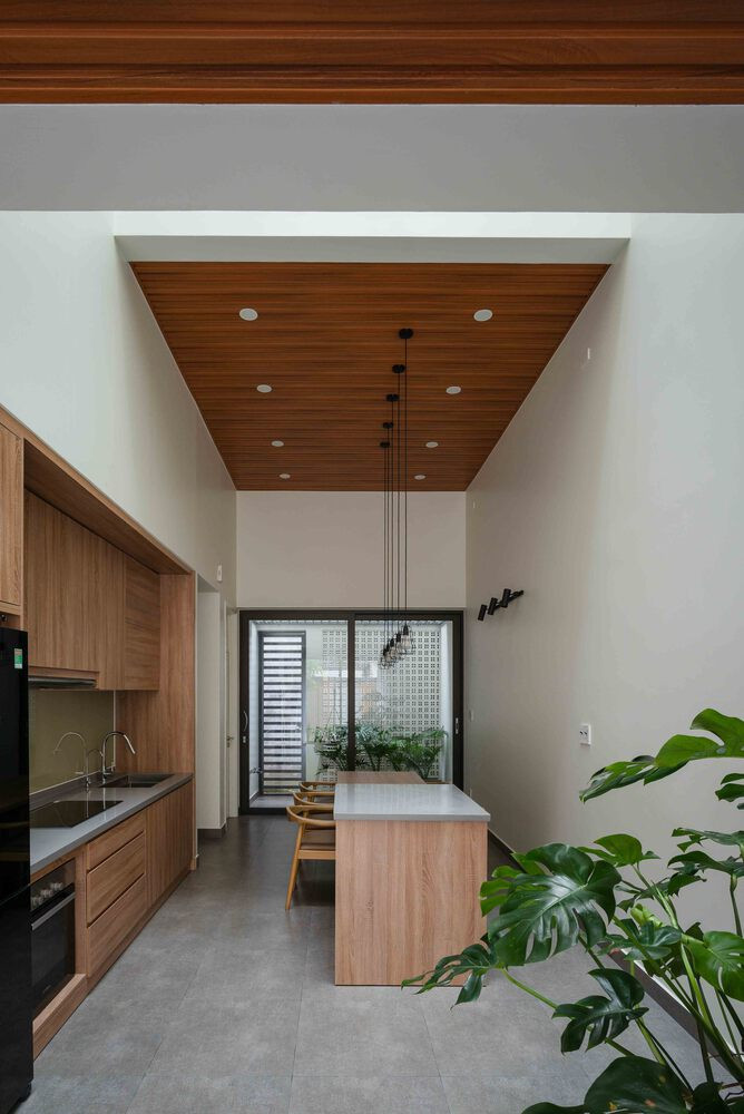 Phòng khách, bếp ăn, hai phòng ngủ và sân thượng được đặt ở phần dưới thấp để tiện sử dụng.