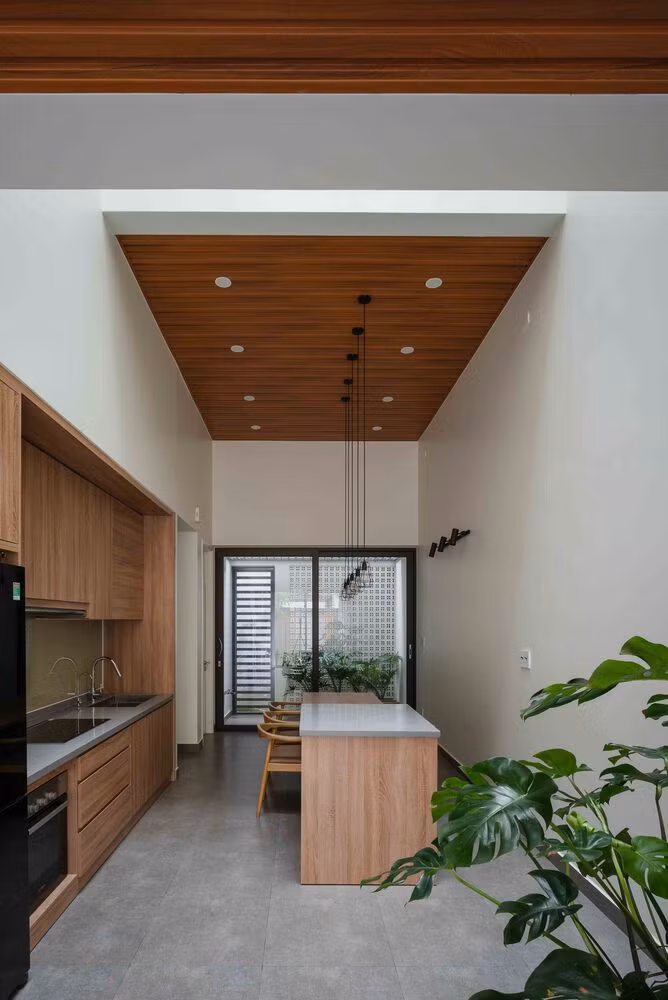 Phòng khách, bếp ăn, hai phòng ngủ và sân thượng được đặt ở phần dưới thấp để tiện sử dụng.