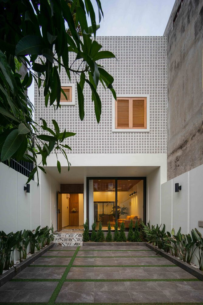 Khu dân cư này đã hình thành khá lâu nên người dân ở đây bắt đầu cải tạo, xây dựng lại. May House chính là một trong những công trình được hình thành trong hoàn cảnh đó.