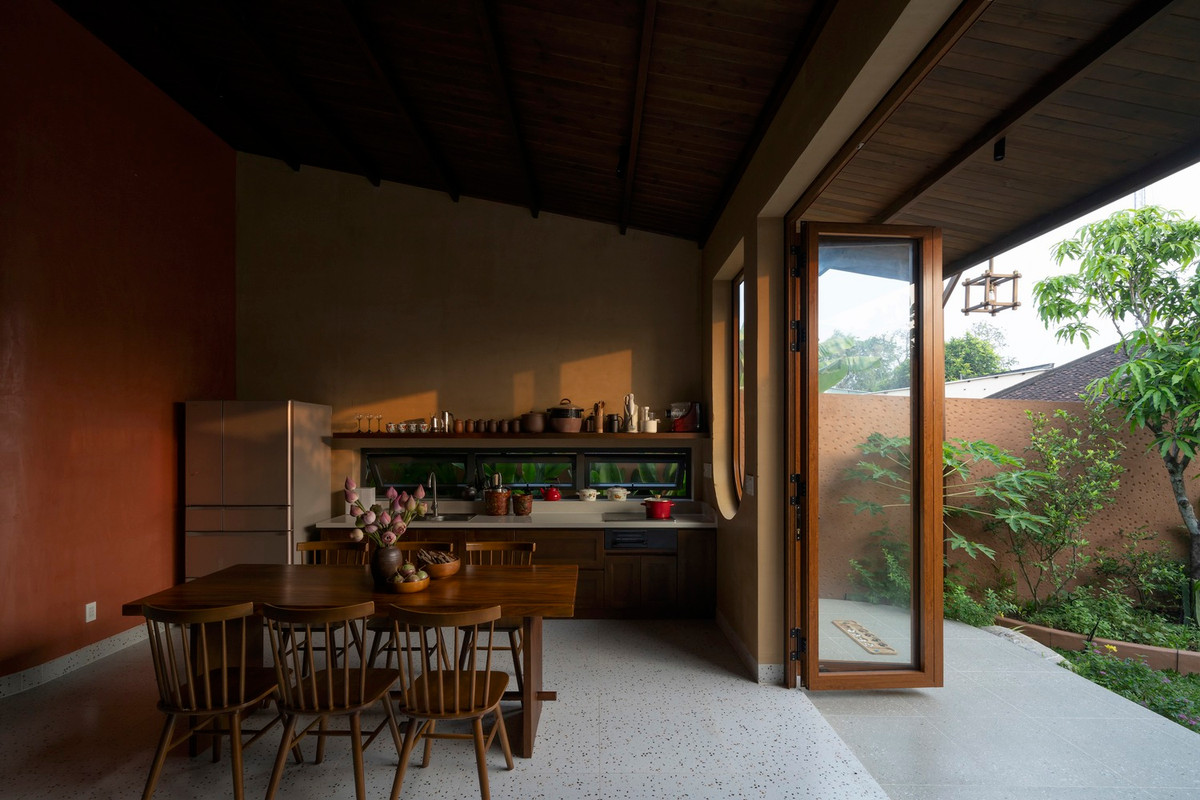 Khu vực phòng khách và bếp được bố trí bên ngoài, tách biệt với phòng ngủ bằng một khoảng sân vườn.