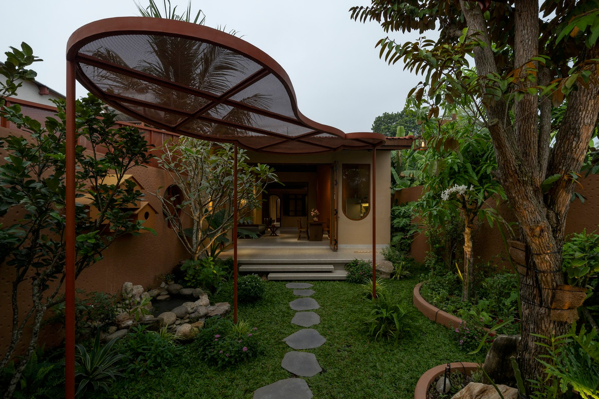  Ngôi nhà thiết kế thành 3 phần chính. Phần ngoài là sân vườn kết hợp khu cà phê hay tổ chức những buổi tiệc BBQ ngoài trời vào những dịp lễ hay cuối tuần của gia chủ cùng người thân, bạn bè.