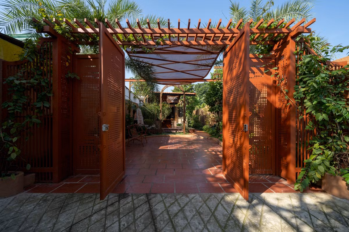 Nằm ở ngoại ô Sài Gòn, Nấm - Sứa House được thiết kế khác biệt để đáp ứng mong muốn của gia chủ có một khu vườn để các con được gần hơn với thiên nhiên; tránh xa bớt các thiết bị thông minh, hòa mình vào tuổi thơ.