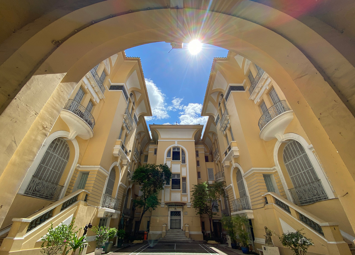 Toà nhà có bố cục đăng đối, gồm hai dãy nhà ngang và hai dãy nhà dọc khép kín tạo thành giếng trời ở giữa. Ảnh: Người đưa tin