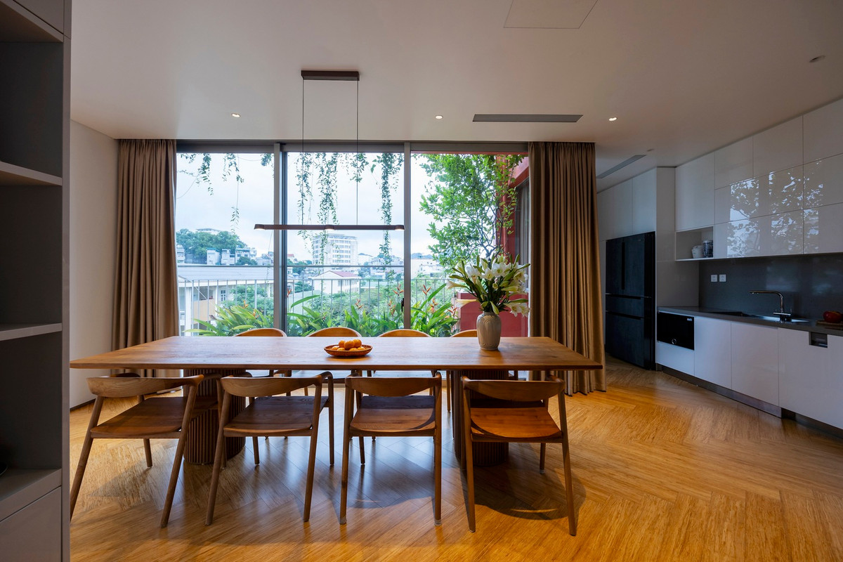 Các không gian chức năng từ tầng 2 đến tầng 6 được bố trí hướng ra mặt tiền để tận dụng tầm nhìn và lợi thế tự nhiên.