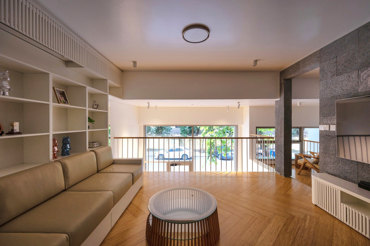 Tầng lửng là khu vực rộng rãi không có vách ngăn, được kết nối với tầng trệt bằng một khoảng trống để thông gió.