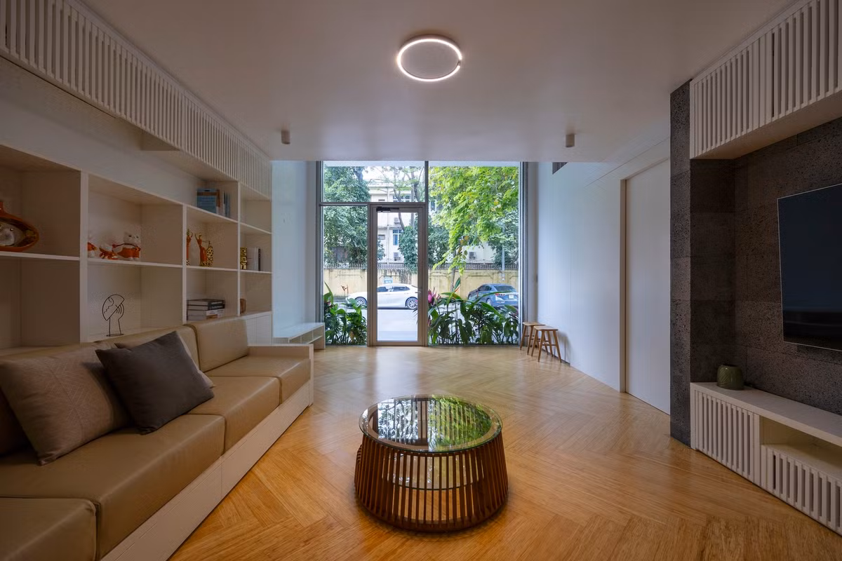 Tầng 2, 3, 4 là các phòng ngủ cho gia đình và khách; tầng 5 là phòng ăn + bếp; tầng 6 là phòng thờ, phòng giặt, sân phơi.